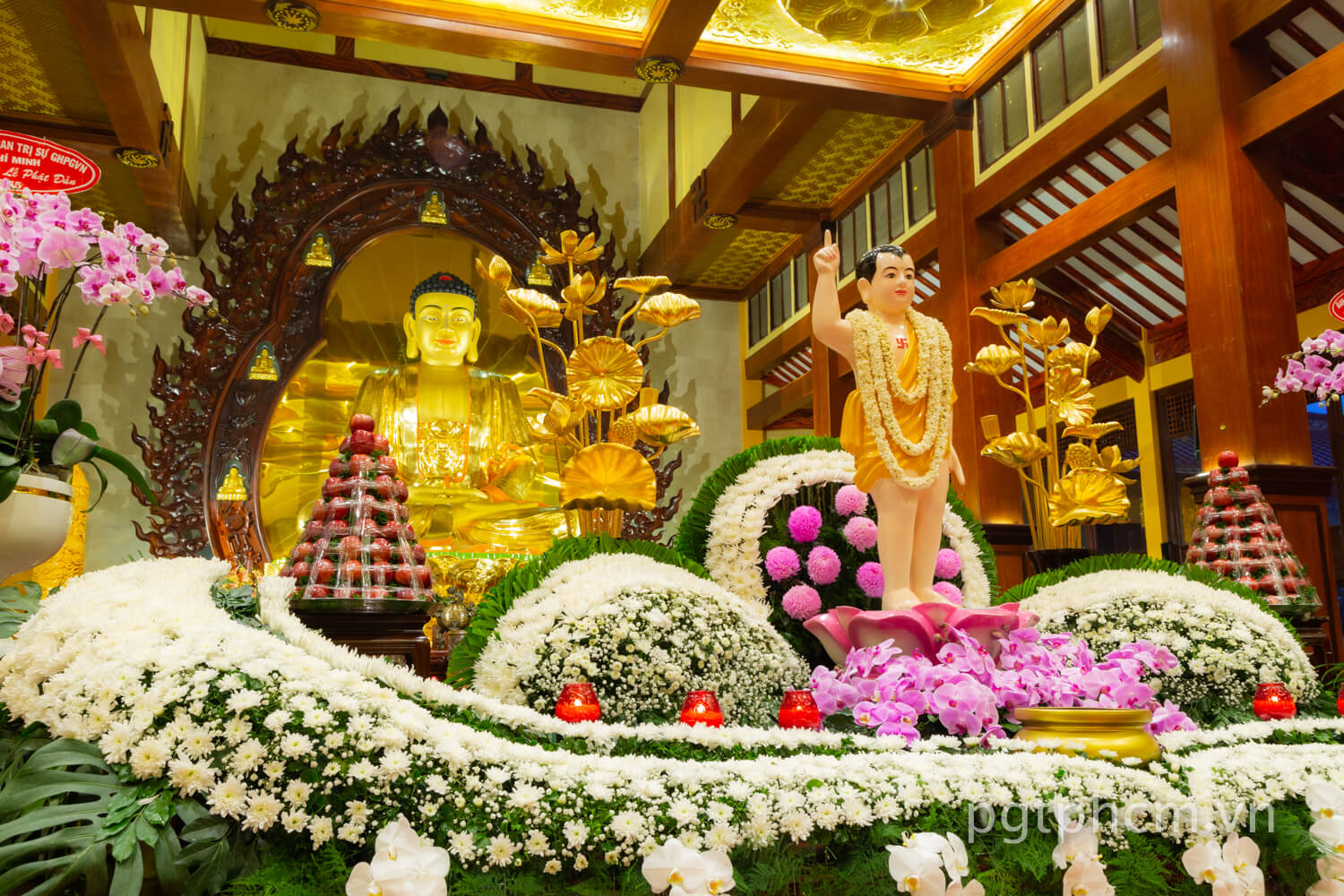 Every year on the day of the full moon in May, people celebrate Buddha's birthday. 